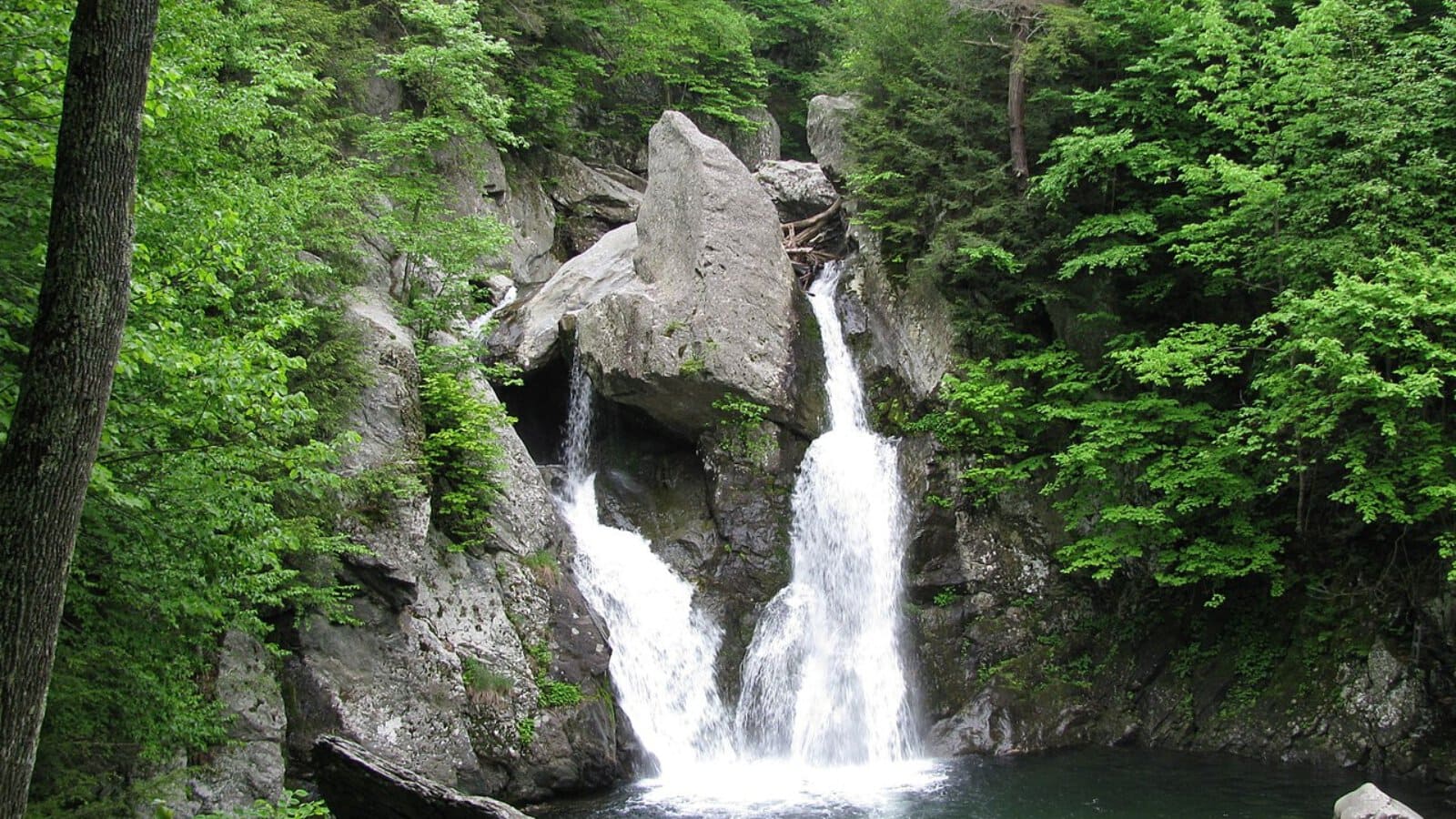 10 Adventure Spots Nobody Talks About—Because They’re Too Dangerous