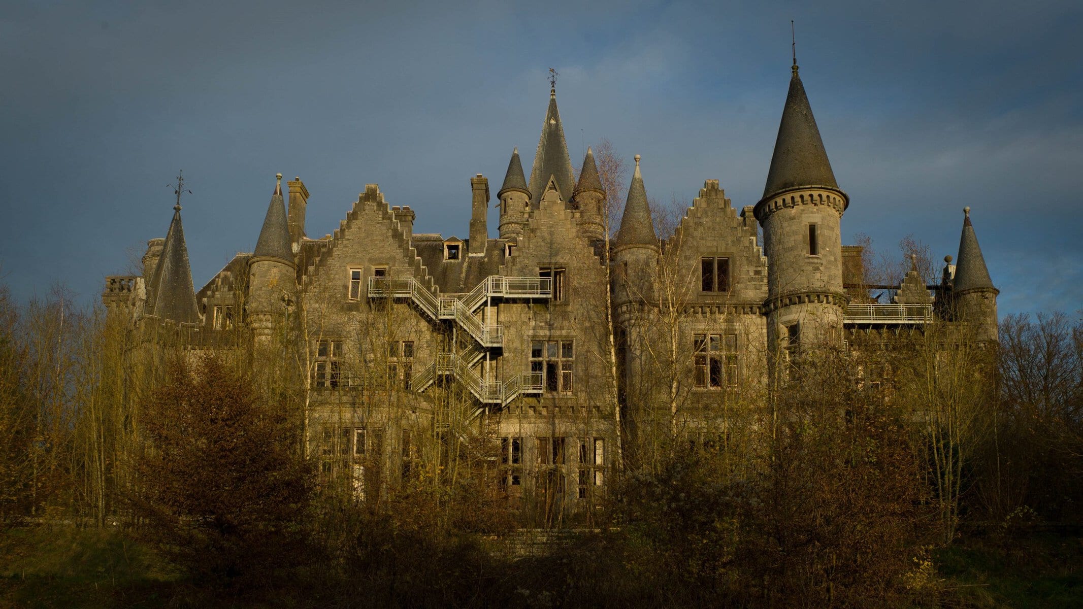 16 Abandoned Mansions People Travel Miles to See