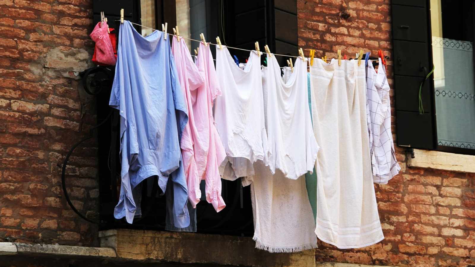 Hanging-Laundry-to-Dry