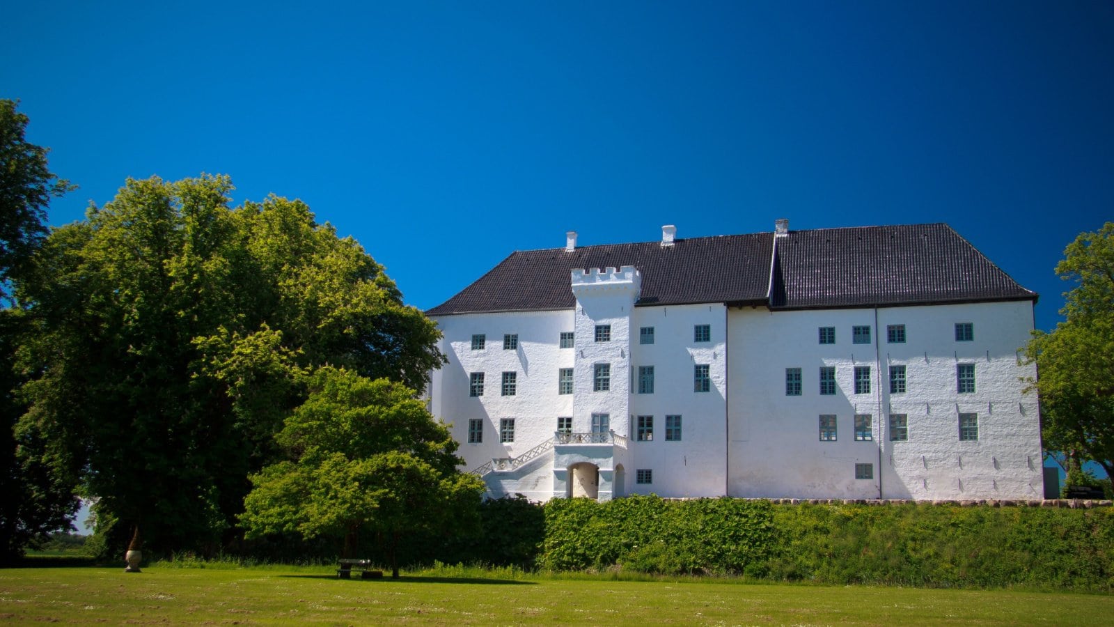 15 Haunted Places and Urban Legends for Brave Travelers