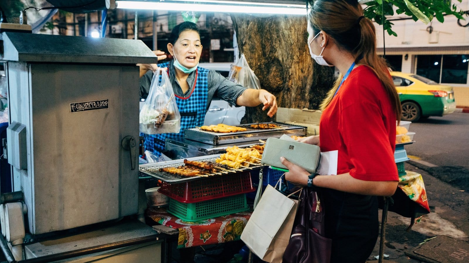 16 Travel Etiquette Rules That Are Completely Outdated