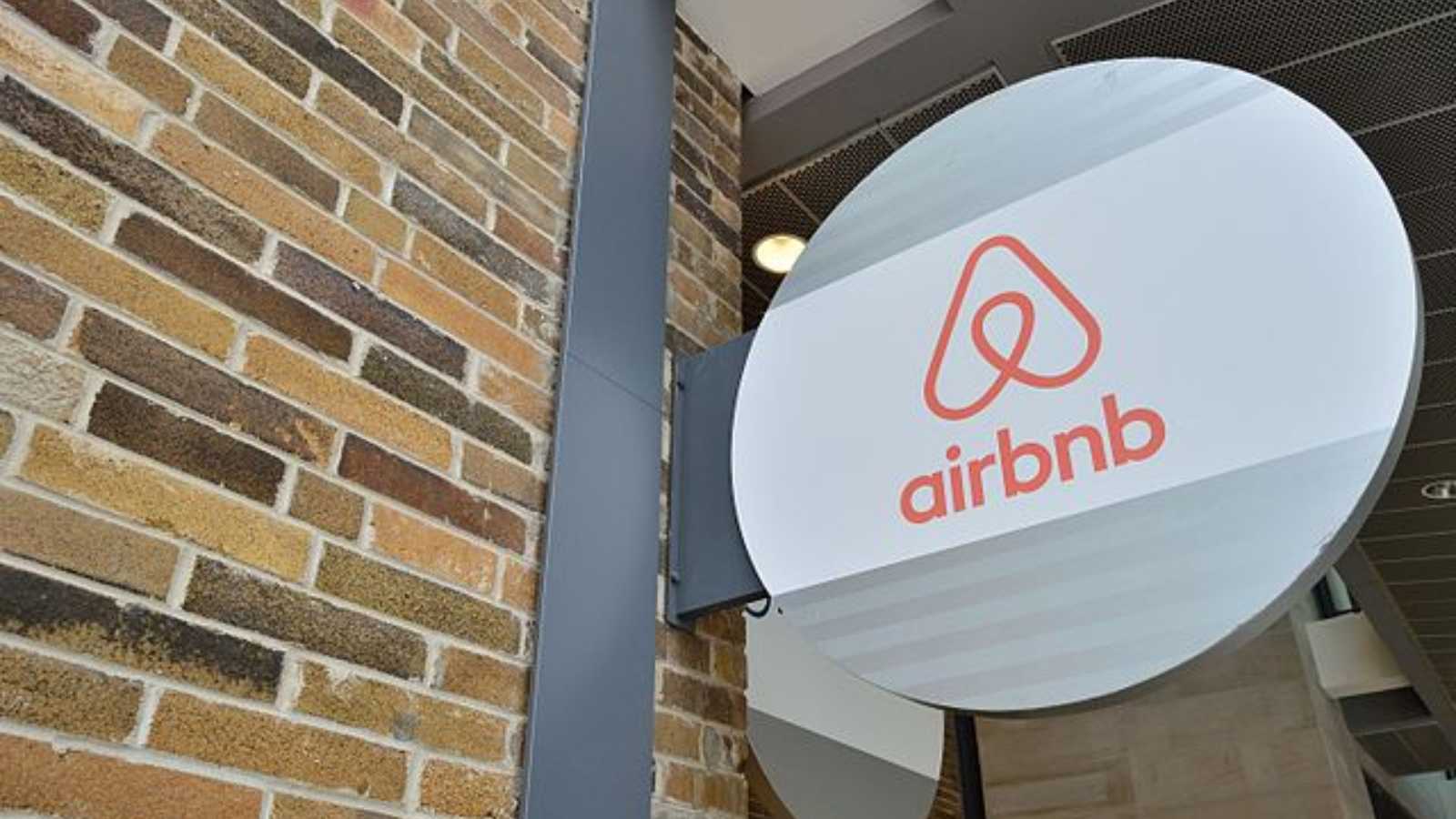 Reasons to Ditch Airbnb and Ways It's Your Perfect Travel Buddy
