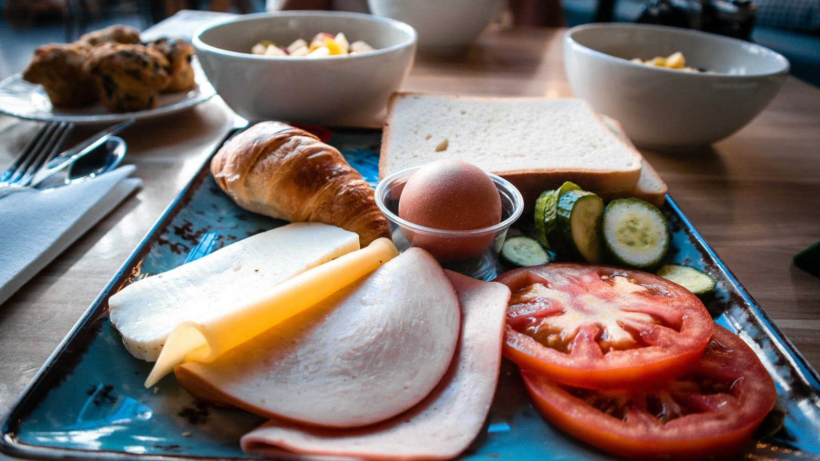 Creative Ways to Cut Food Costs While Traveling