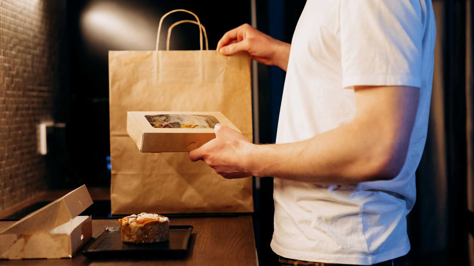 Creative Ways to Cut Food Costs While Traveling