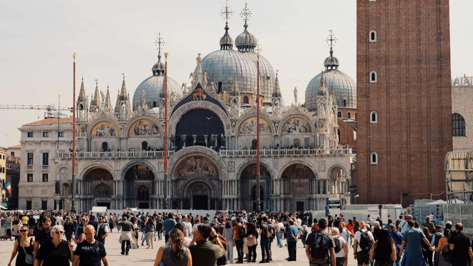 15 Eye-Opening Factors Making International Vacations Less Appealing