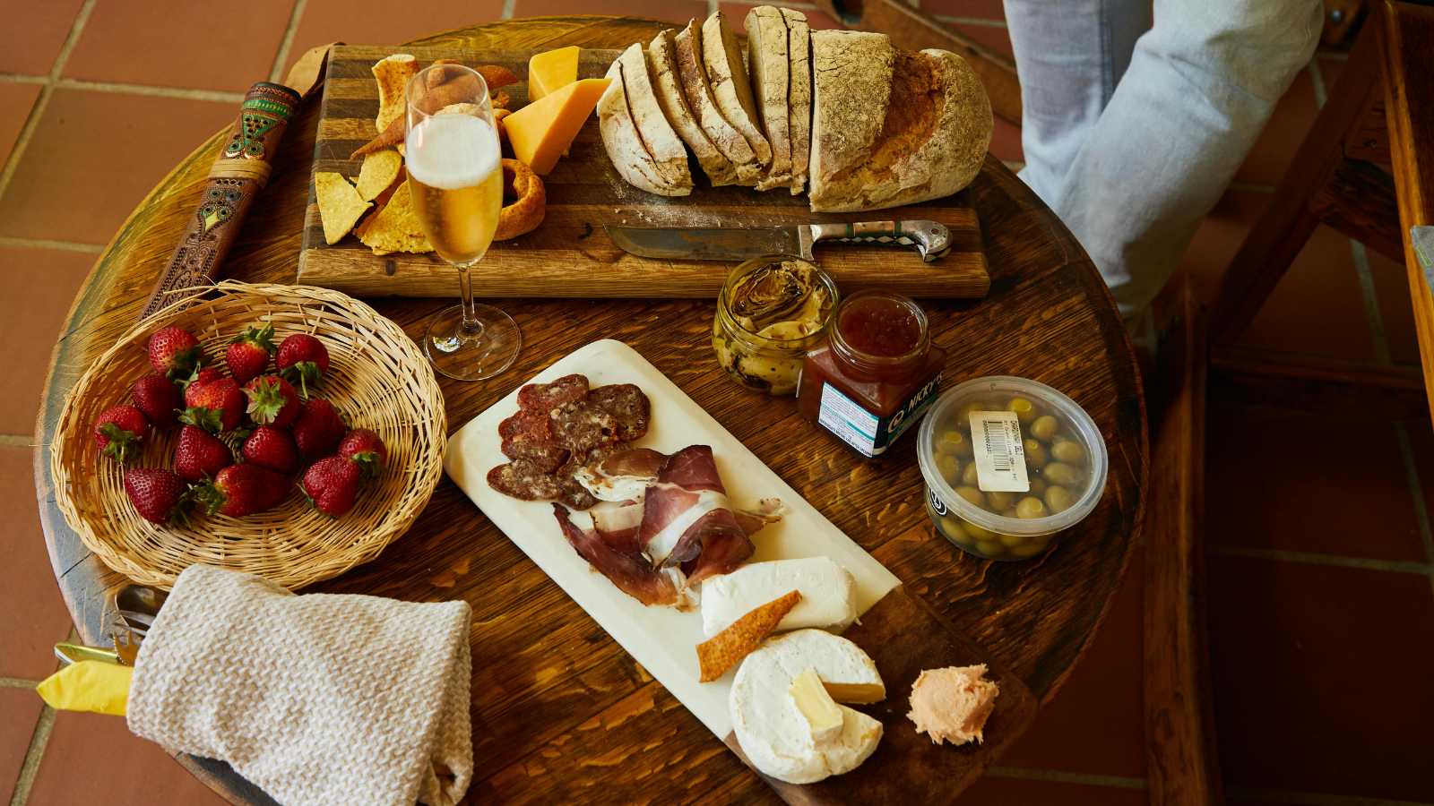 Creative Ways to Cut Food Costs While Traveling