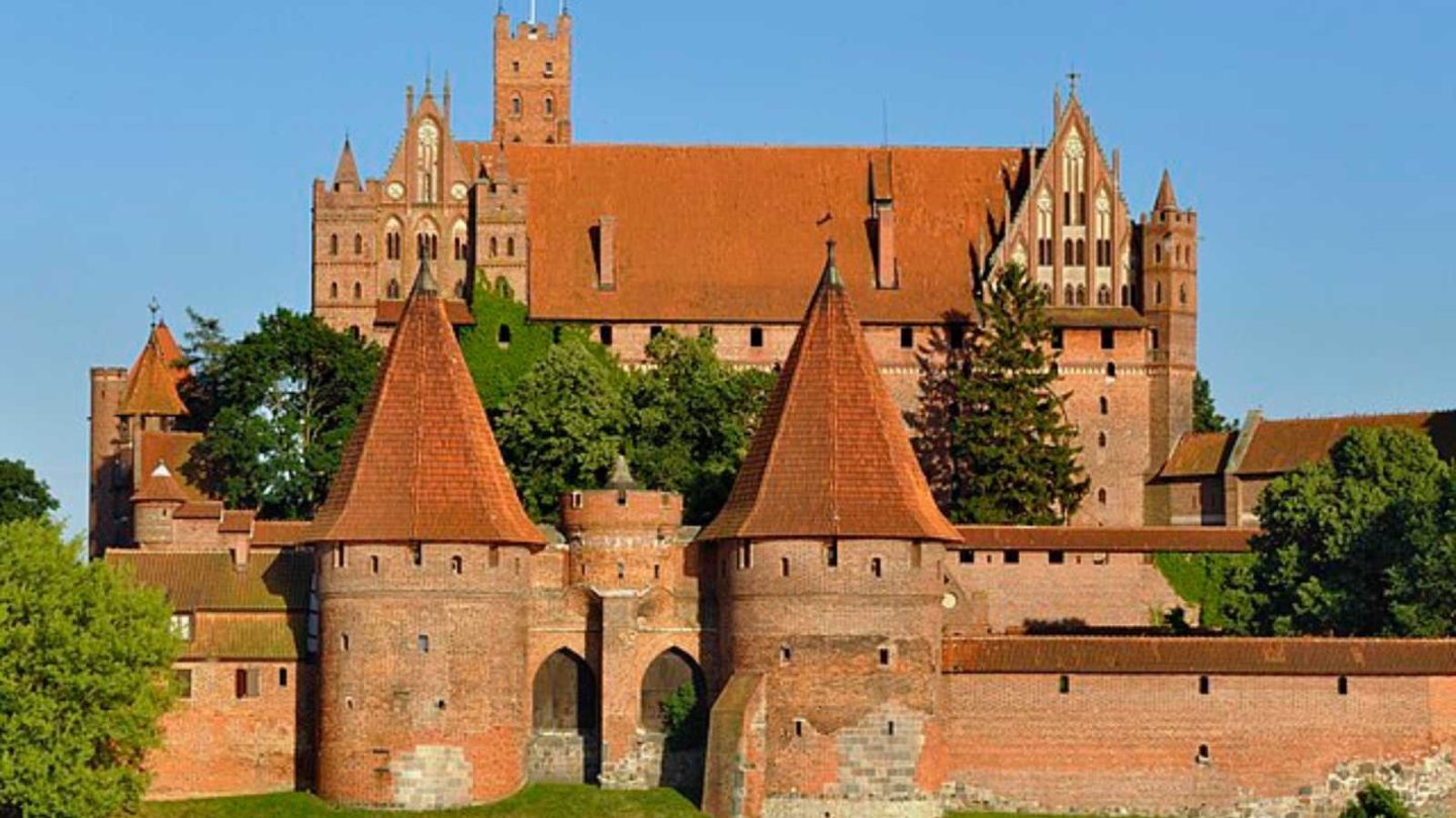  Unbelievably Stunning Castles in Europe You Have to See to Believe