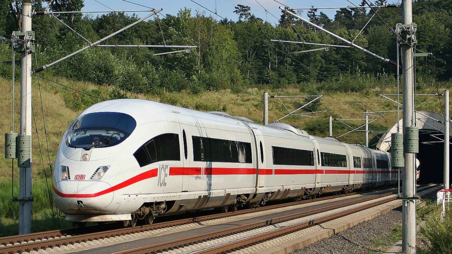 17 World's Best High-Speed Trains You Need to Experience