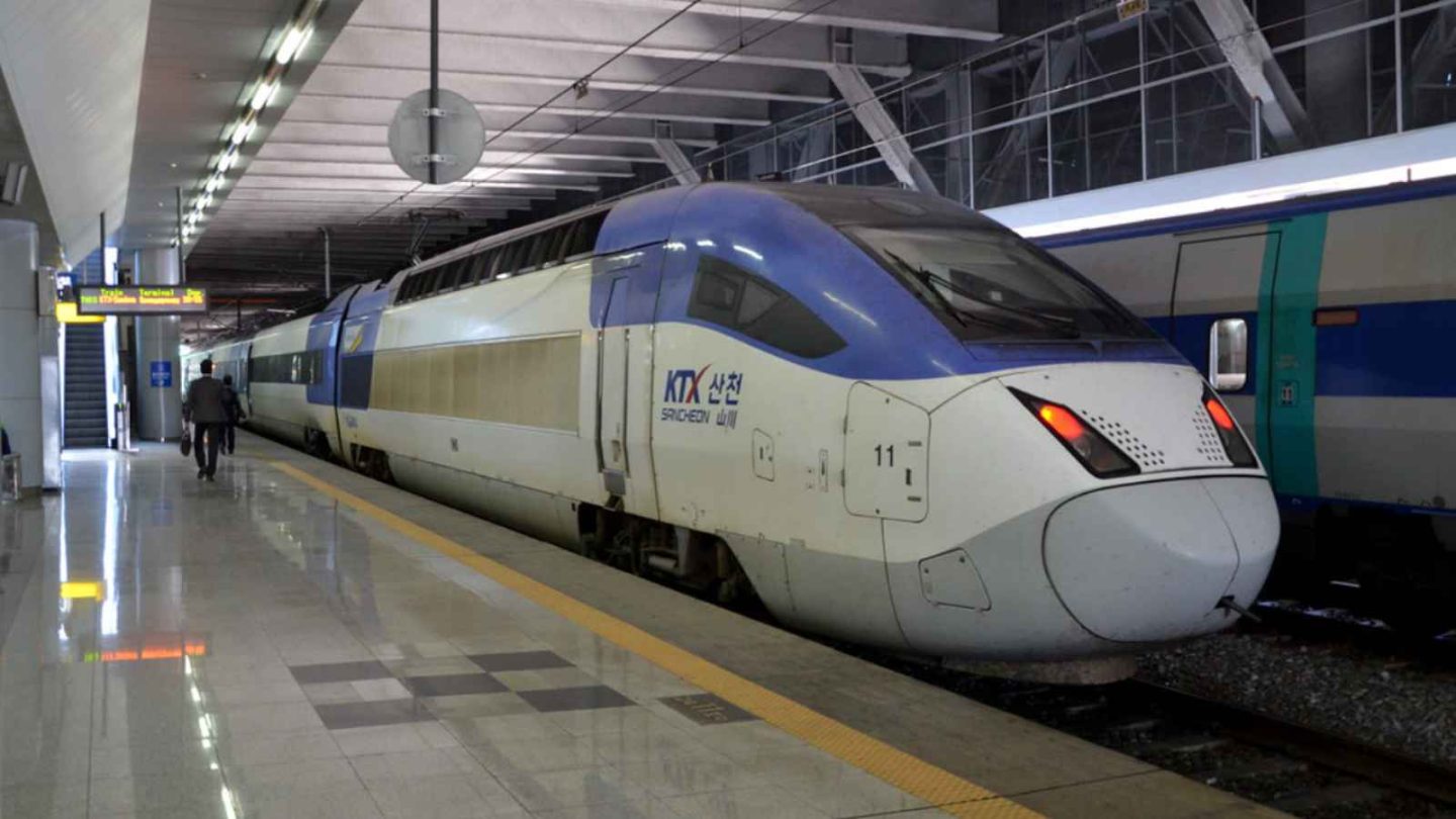 17 World's Best High-Speed Trains You Need to Experience