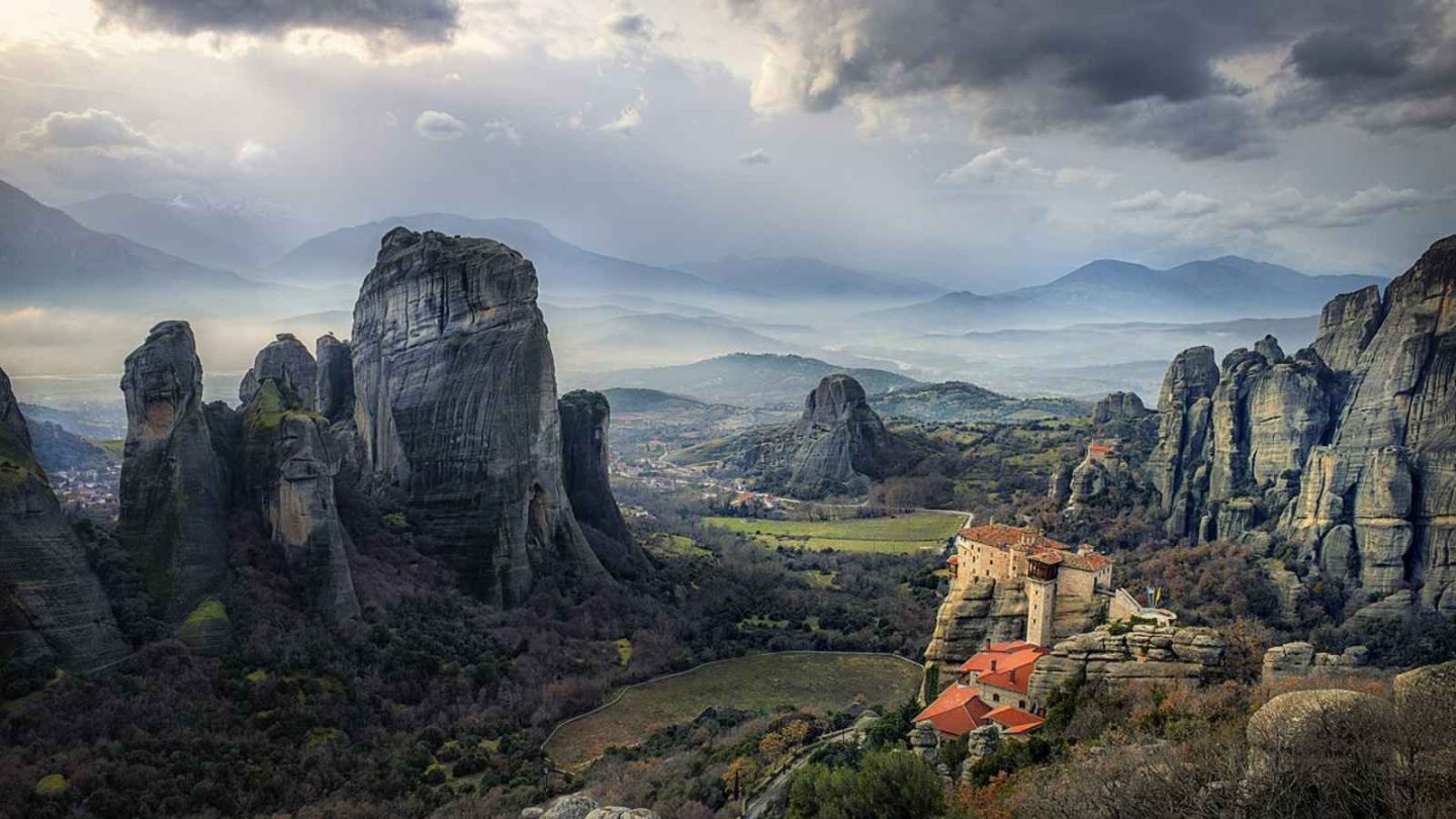 12 Must-Visit Places in Greece for a Once-in-a-Lifetime Trip