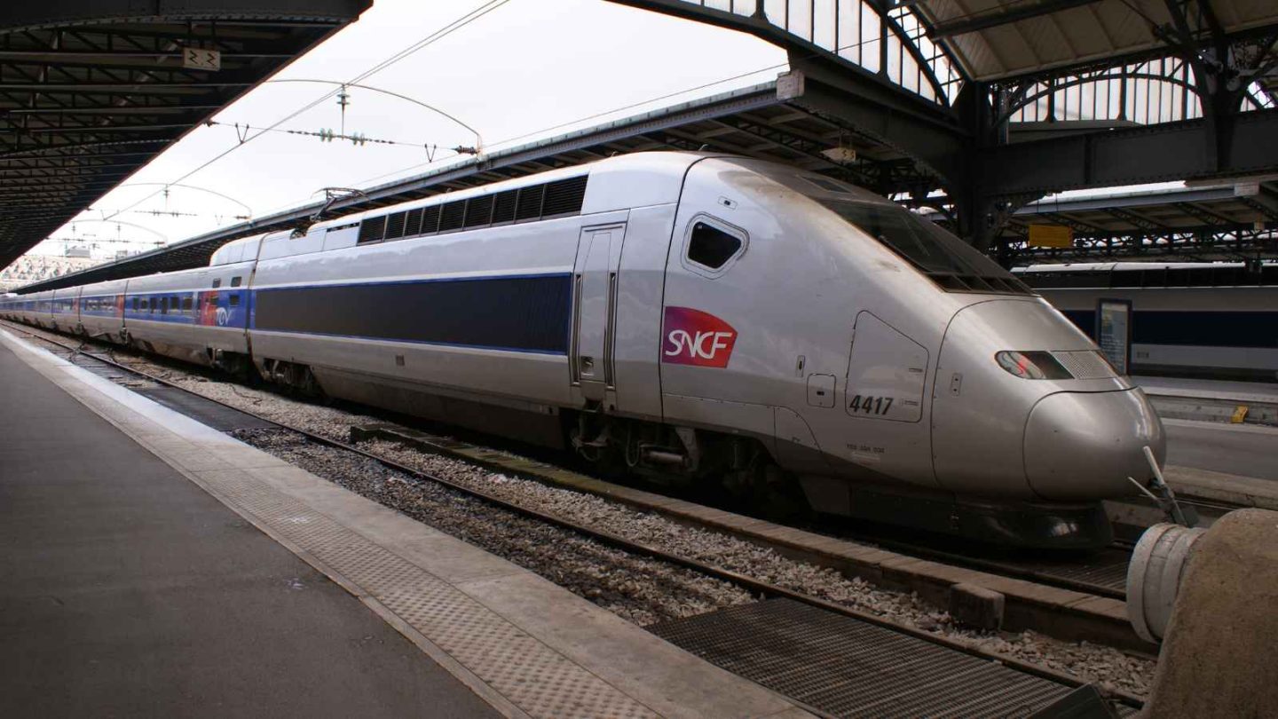 17 World's Best High-Speed Trains You Need to Experience
