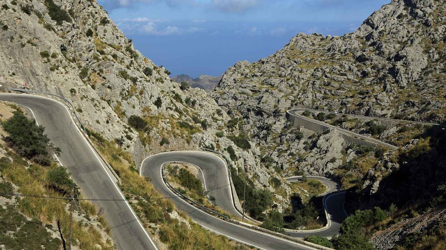 14 Breathtaking Roads Every Driver Should Add to Their Bucket List