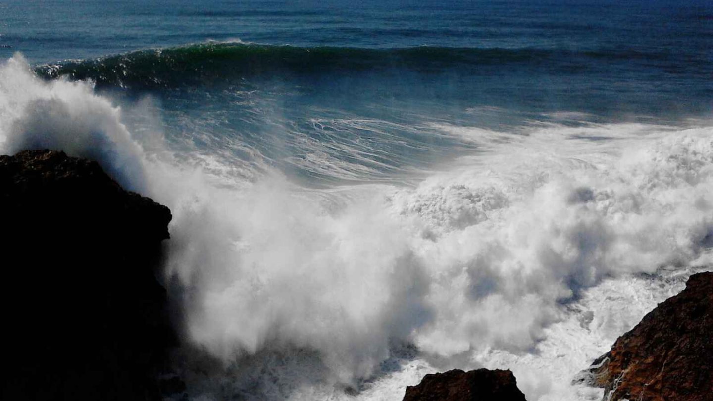 12 Fascinating Places in the World With Huge Waves
