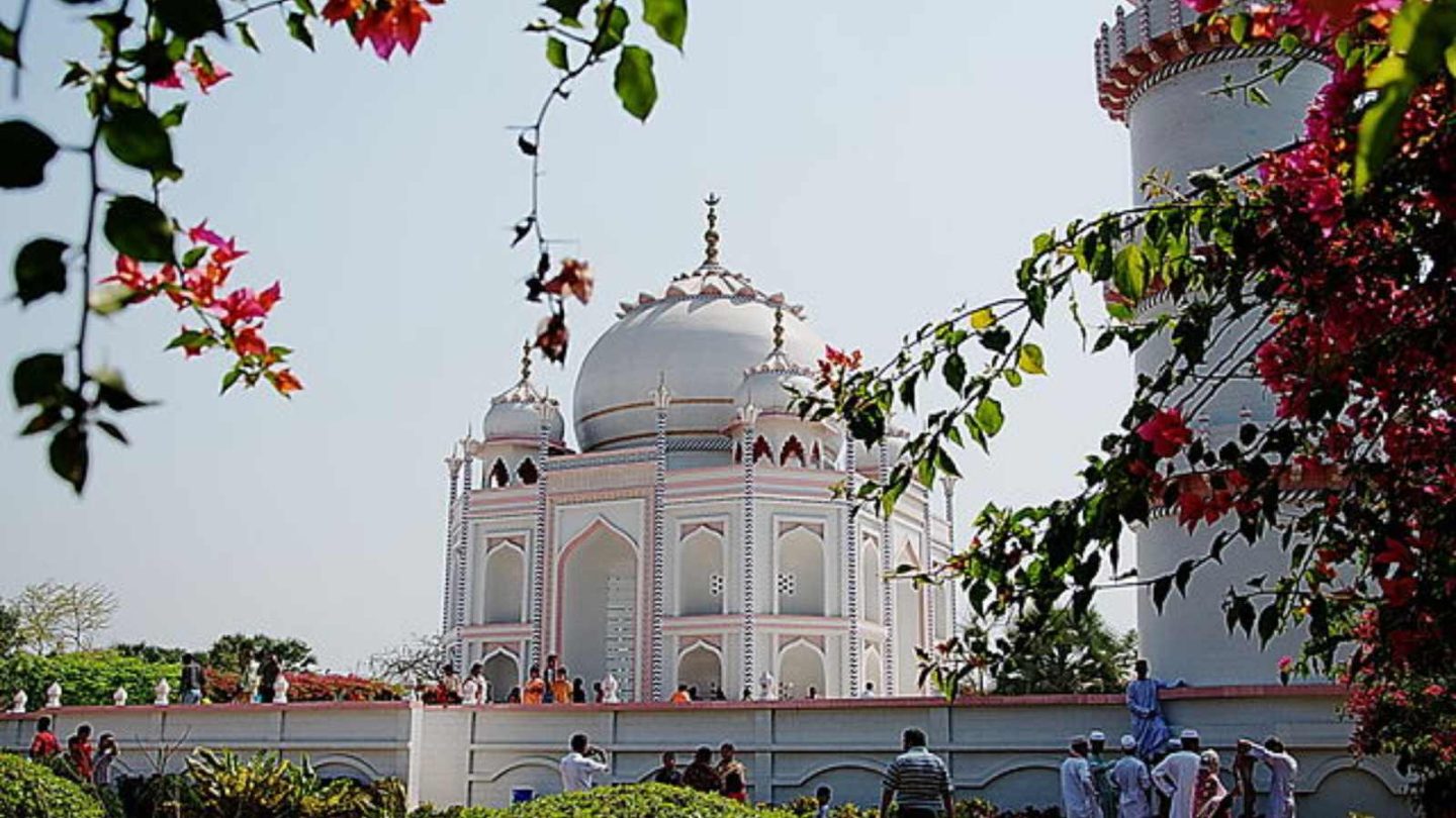Iconic Landmarks That Are Actually Imitations!