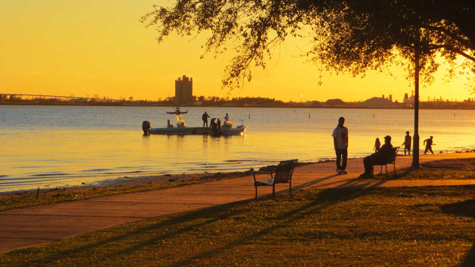 Stunning U.S. Lakefront Towns Where You Can Live for Under $2,000 a Month