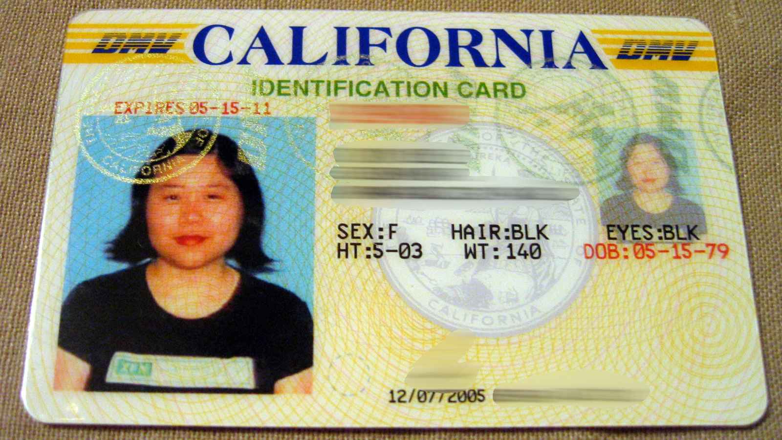 13 Things You Should Remove From Your Wallet Before Flying