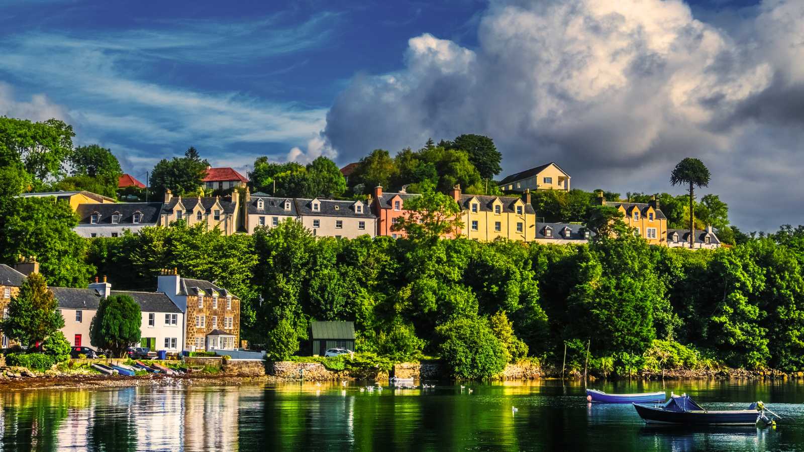Retire in Peace: Affordable Lake Towns with Breathtaking Views and Low Living Costs