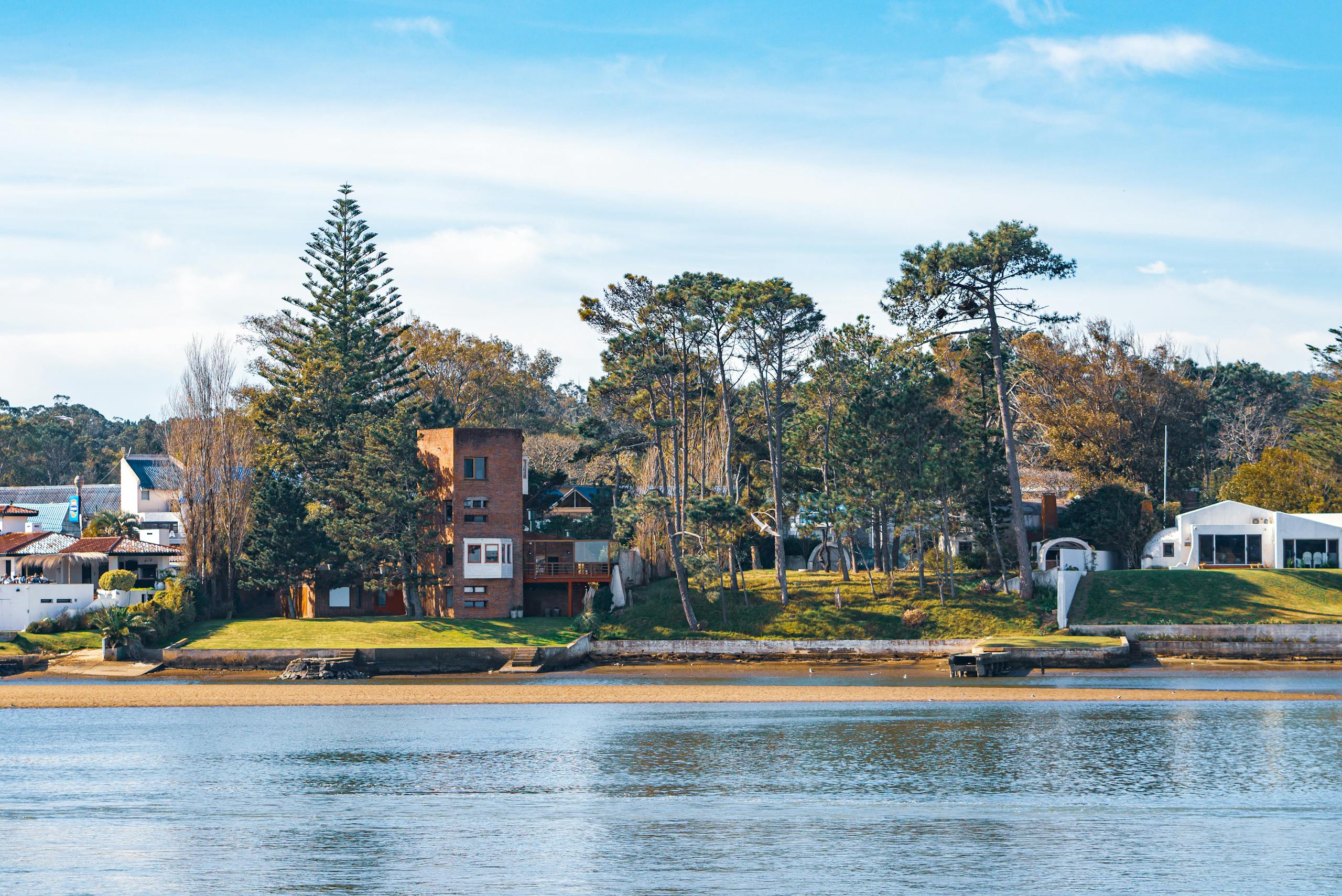 Beautiful waterfront view of Punta del Este, featuring serene landscape and architecture.