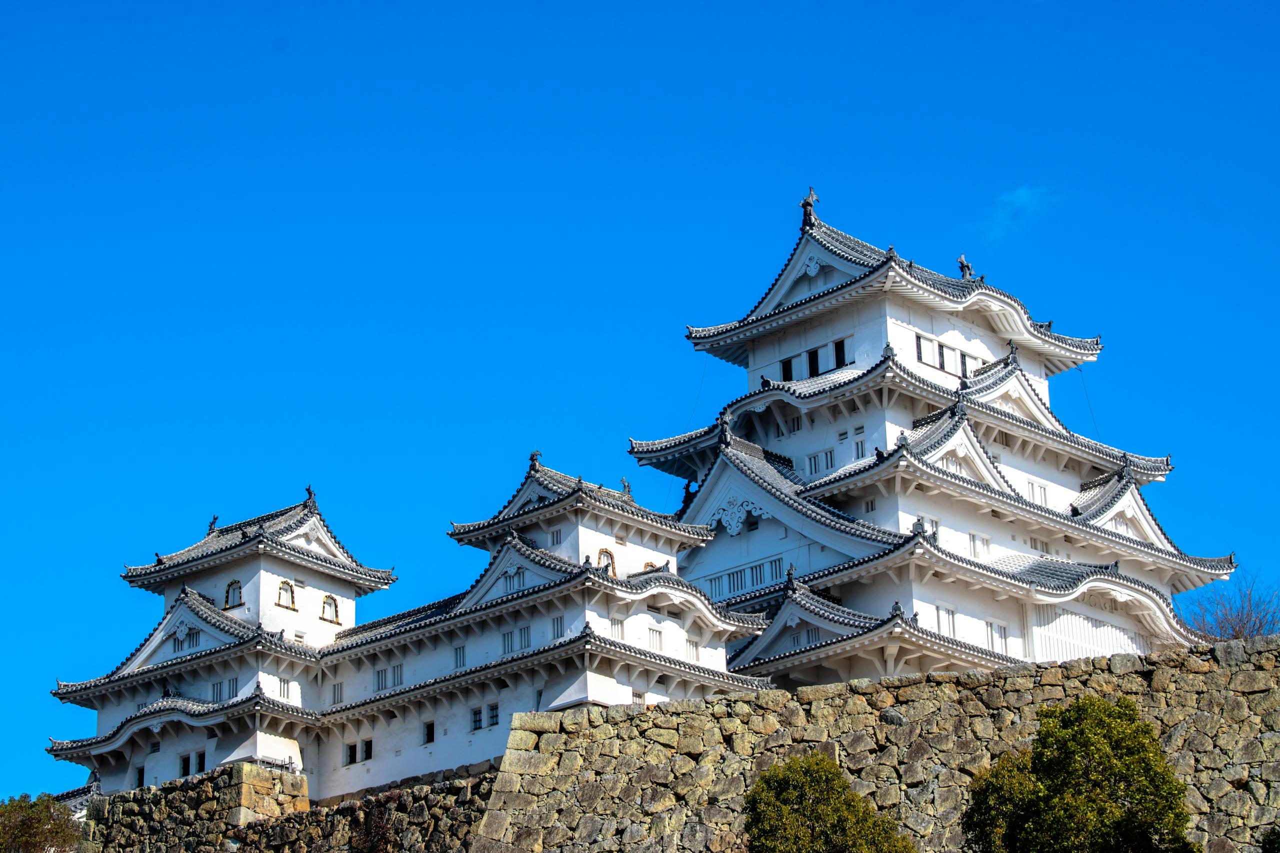 Stunning view of Himeji Castle in Kyoto, Japan under a clear blue sky.