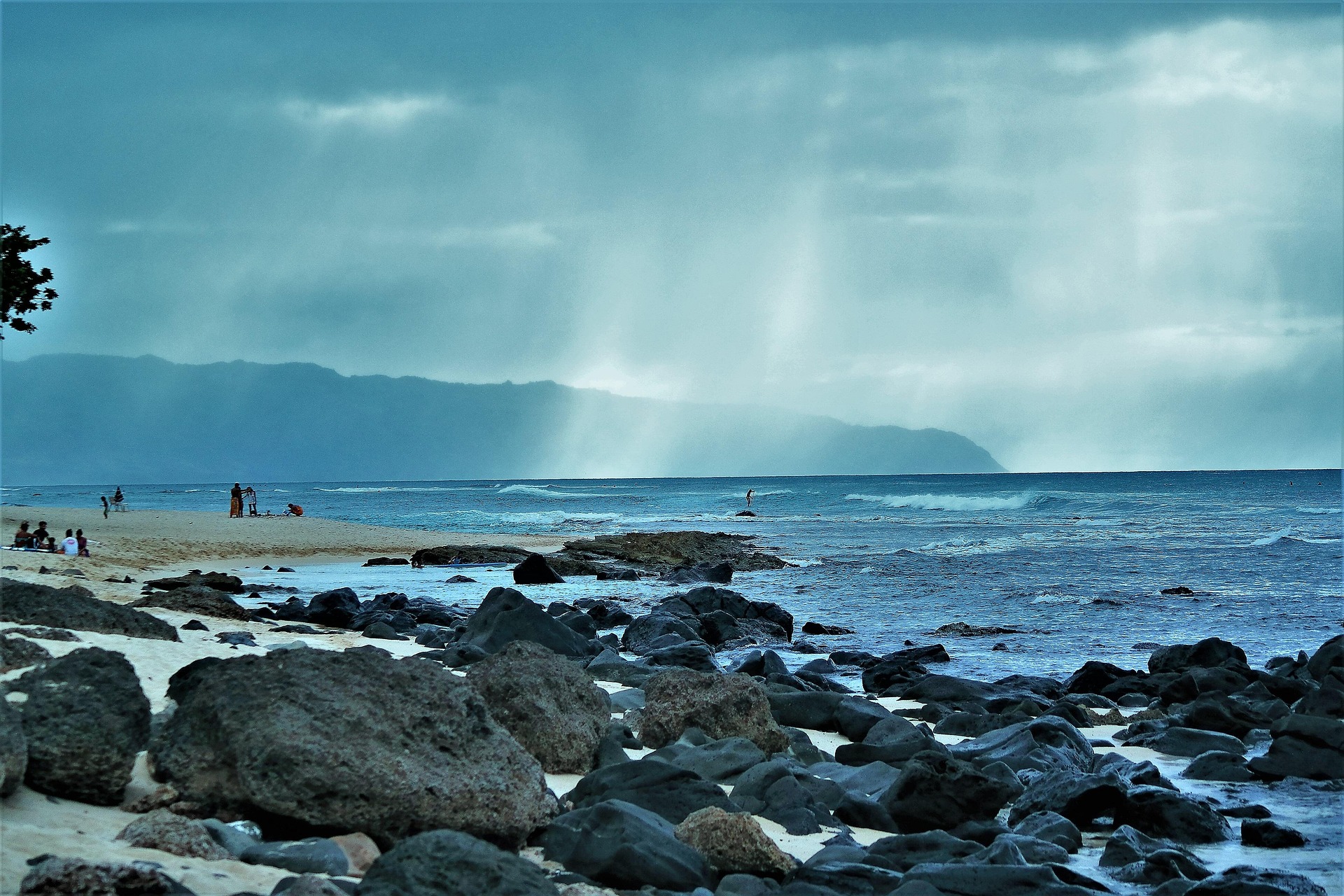10 Hazardous Shorelines in Hawaii Tourists Often Ignore