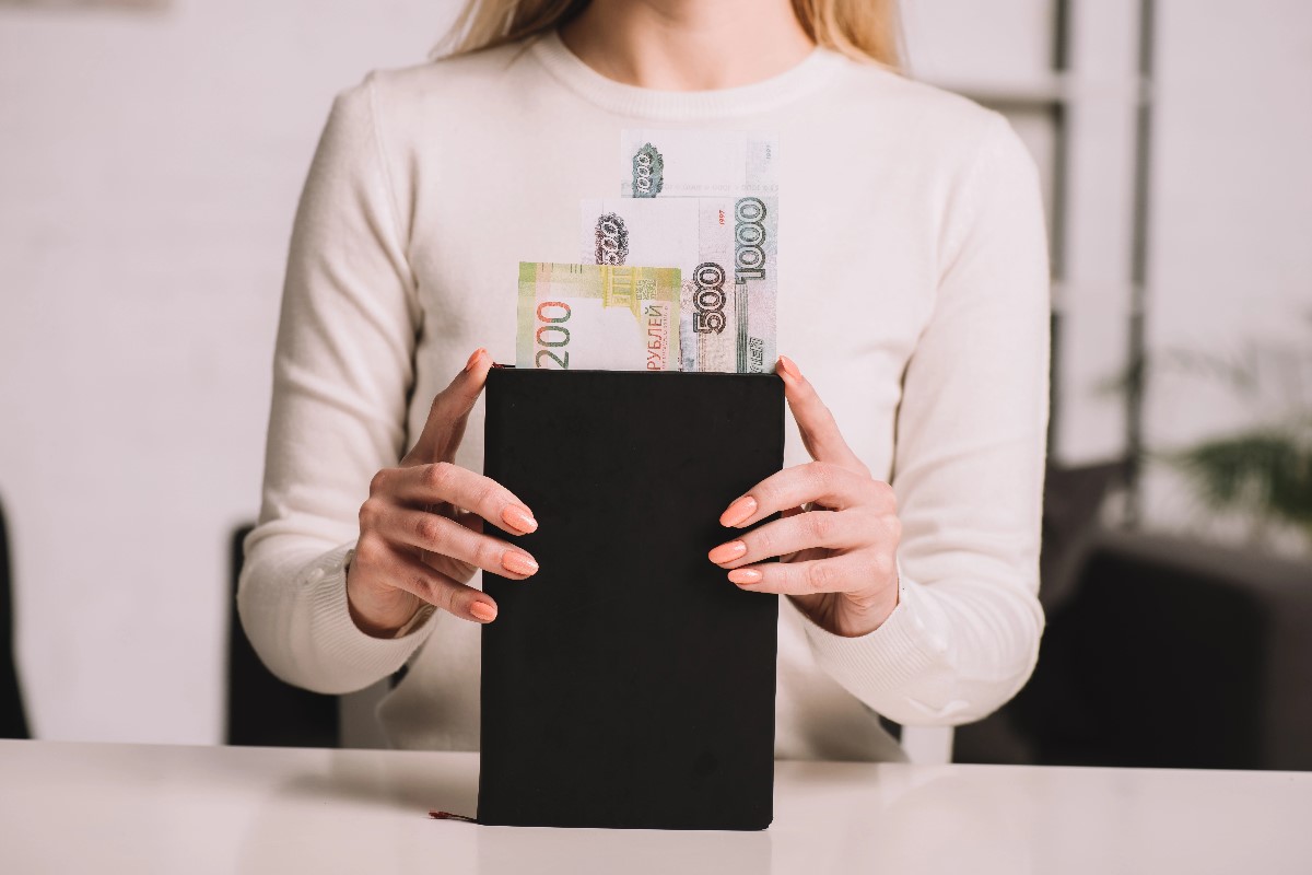 how to hide money when traveling