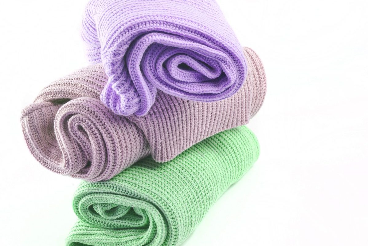 how to roll clothes to pack suitcases