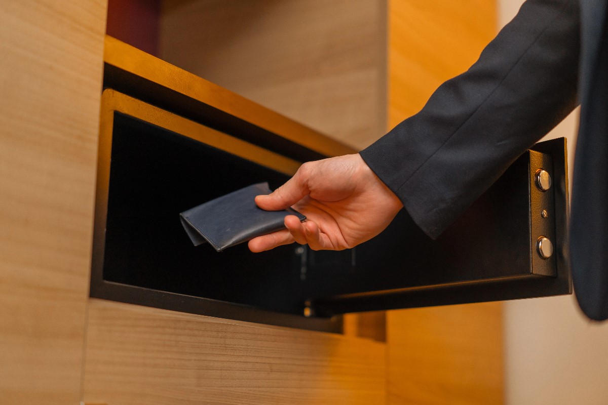 how to hide money when traveling