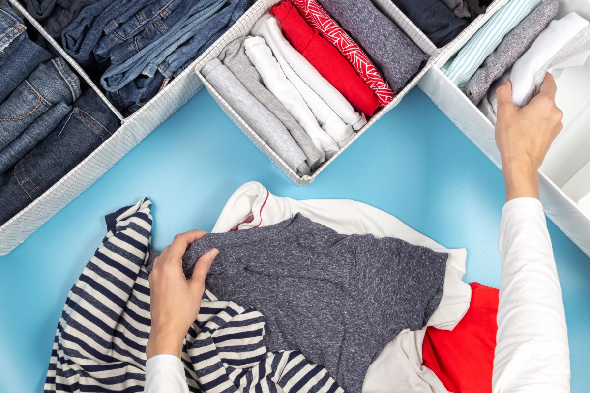 how to fold a shirt for packing