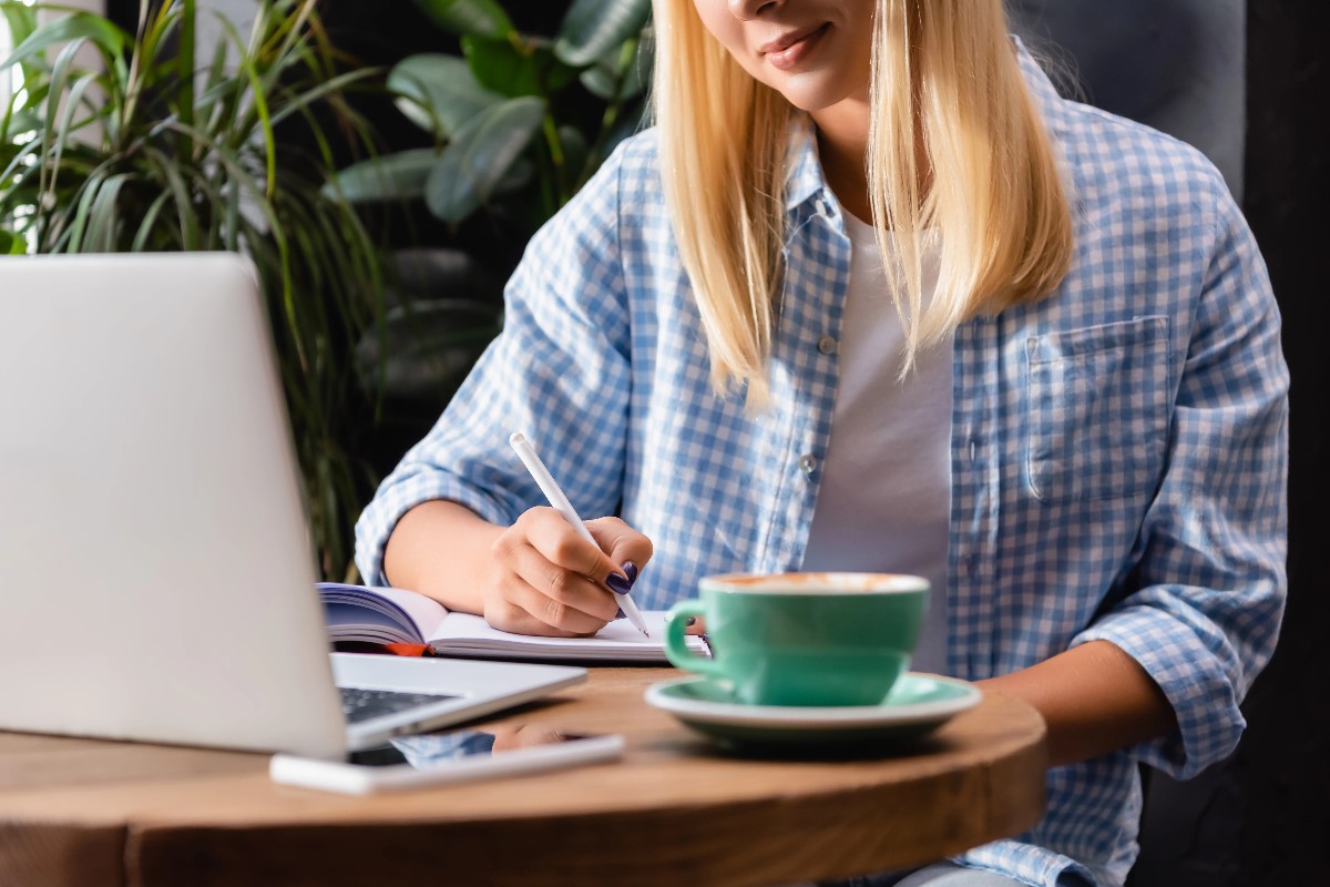 how to start a travel blog