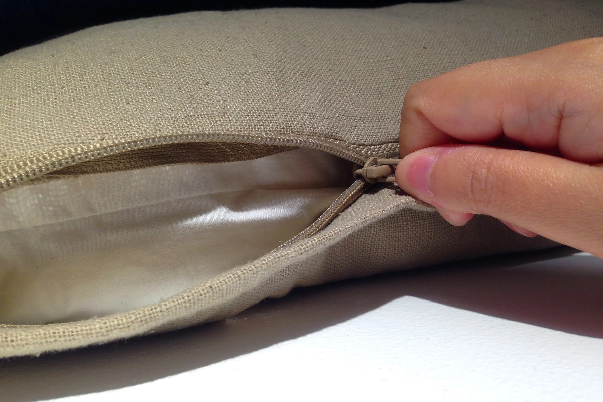 how to hide money when traveling