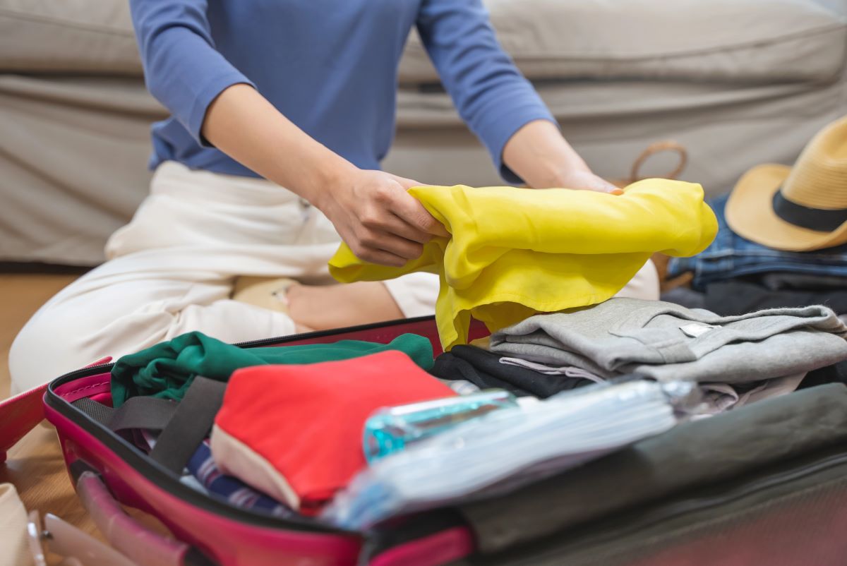 how to fold a shirt for packing